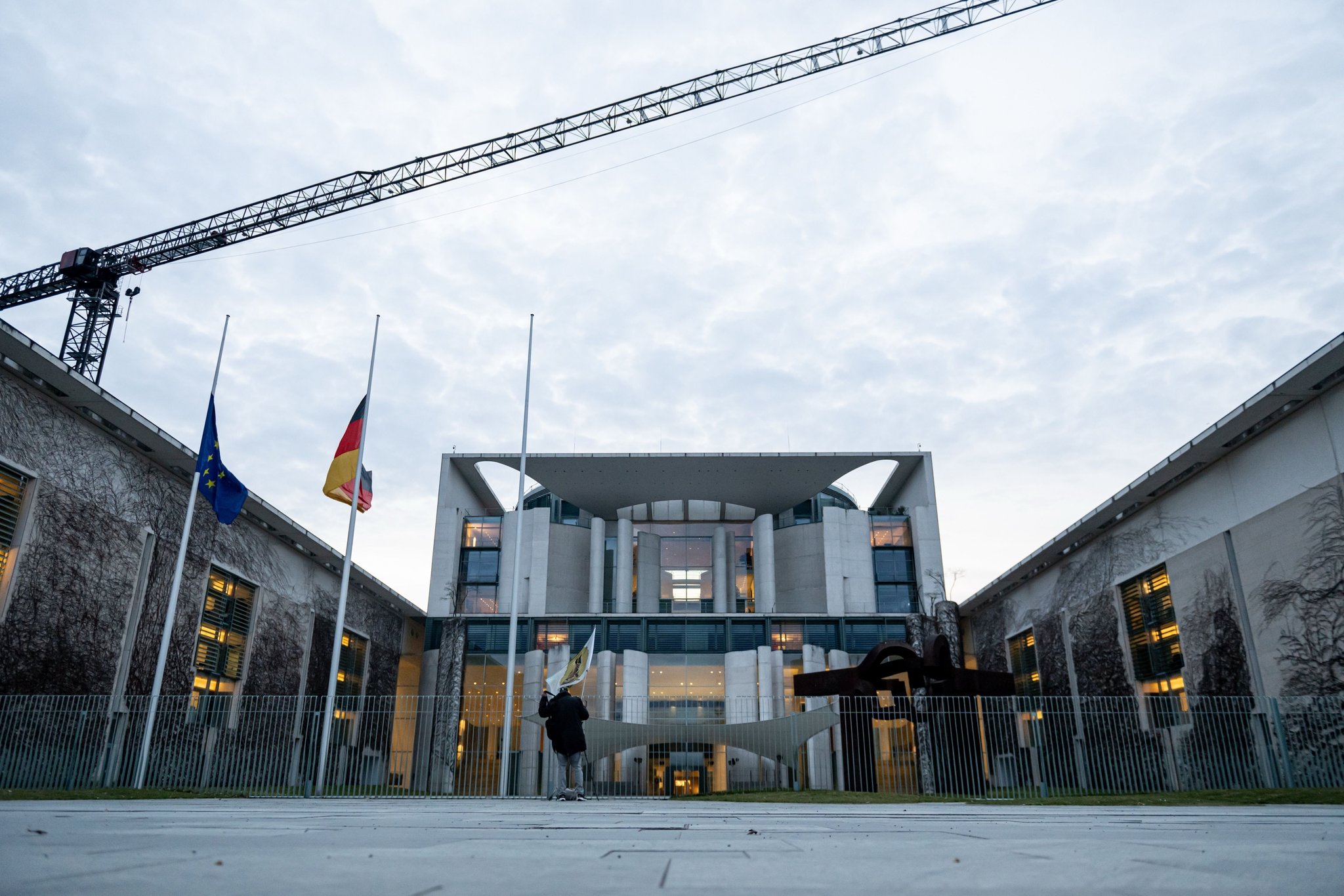 ARCHIV - 11.03.2026, Berlin: Das Kanzleramt während des Koalitionsausschusses. (zu dpa: «Reformtreffen mit Arbeitgebern und Gewerkschaften») Foto: Fabian Sommer/dpa +++ dpa-Bildfunk +++ | Bild: dpa-Bildfunk/Fabian Sommer ARCHIV - 11.03.2026, Berlin: Das Kanzleramt während des Koalitionsausschusses. (zu dpa: «Reformtreffen mit Arbeitgebern und Gewerkschaften») Foto: Fabian Sommer/dpa +++ dpa-Bildfunk +++