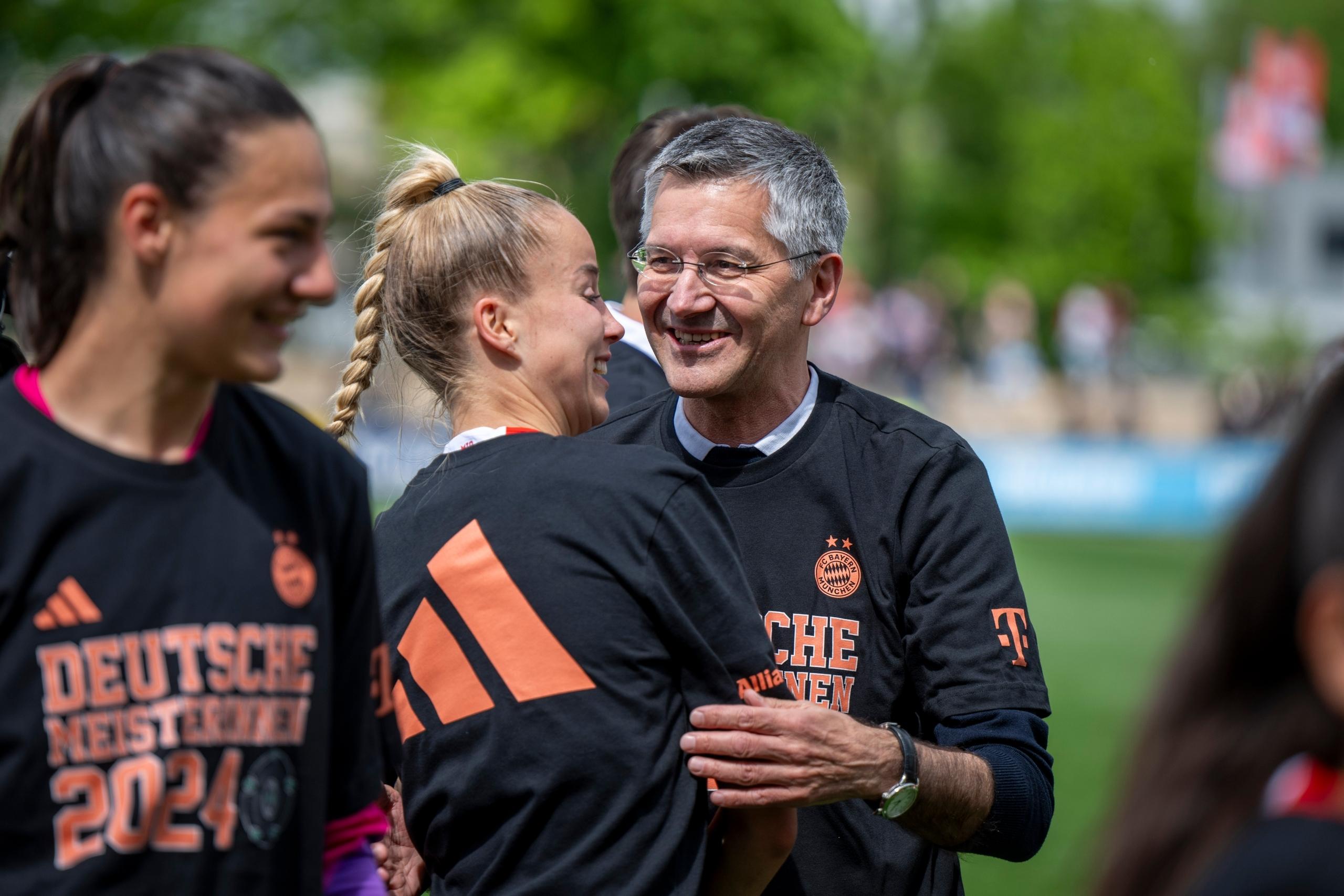 Giulia Gwinn mit FC-Bayern-Präsident Herbert Hainer