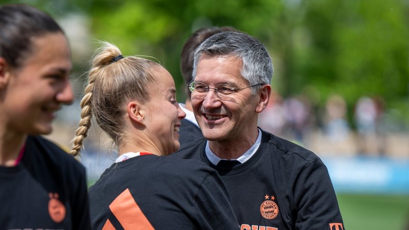 Giulia Gwinn mit FC-Bayern-Präsident Herbert Hainer | Bild: picture-alliance/dpa Giulia Gwinn mit FC-Bayern-Präsident Herbert Hainer