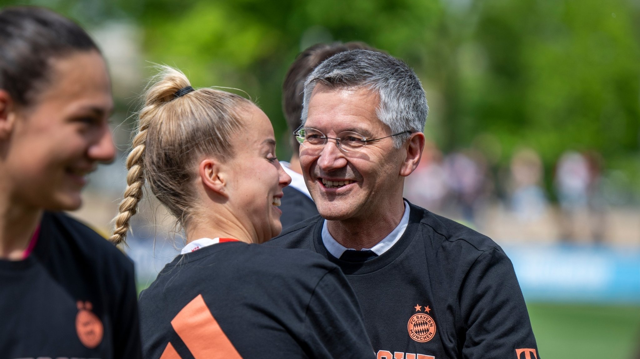 Giulia Gwinn mit FC-Bayern-Präsident Herbert Hainer