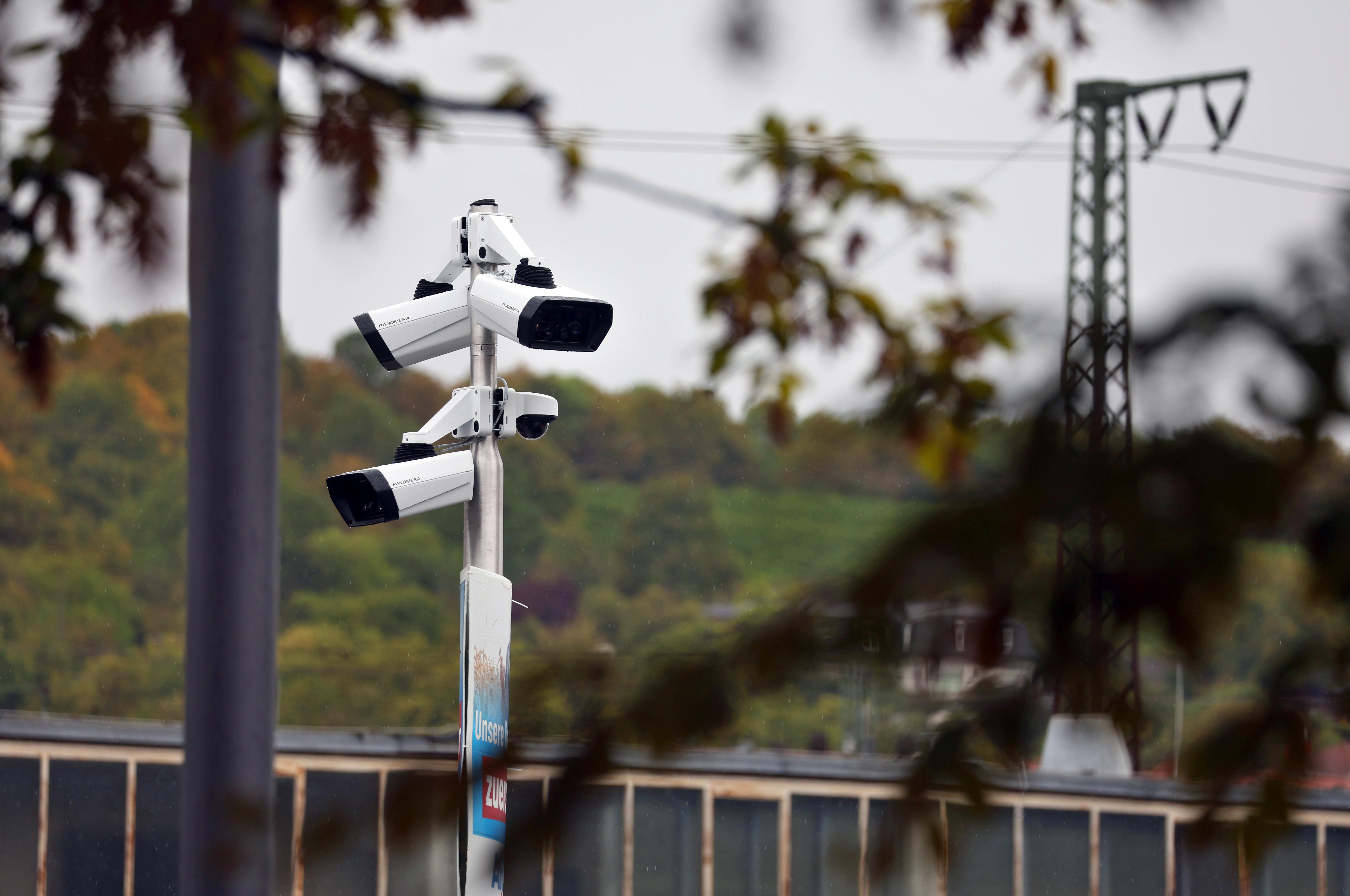 Überwachungskameras sind am Vorplatz des Würzburger Hauptbahnhofs 