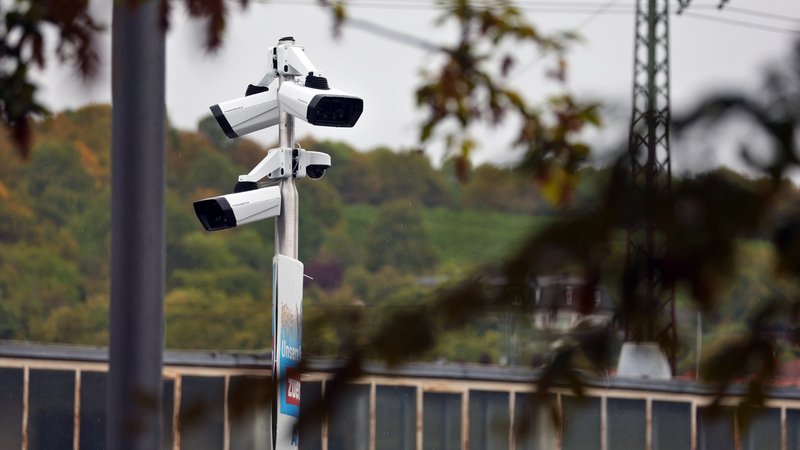 Überwachungskameras sind am Vorplatz des Würzburger Hauptbahnhofs | Bild: picture alliance/dpa | Karl-Josef Hildenbrand Überwachungskameras sind am Vorplatz des Würzburger Hauptbahnhofs
