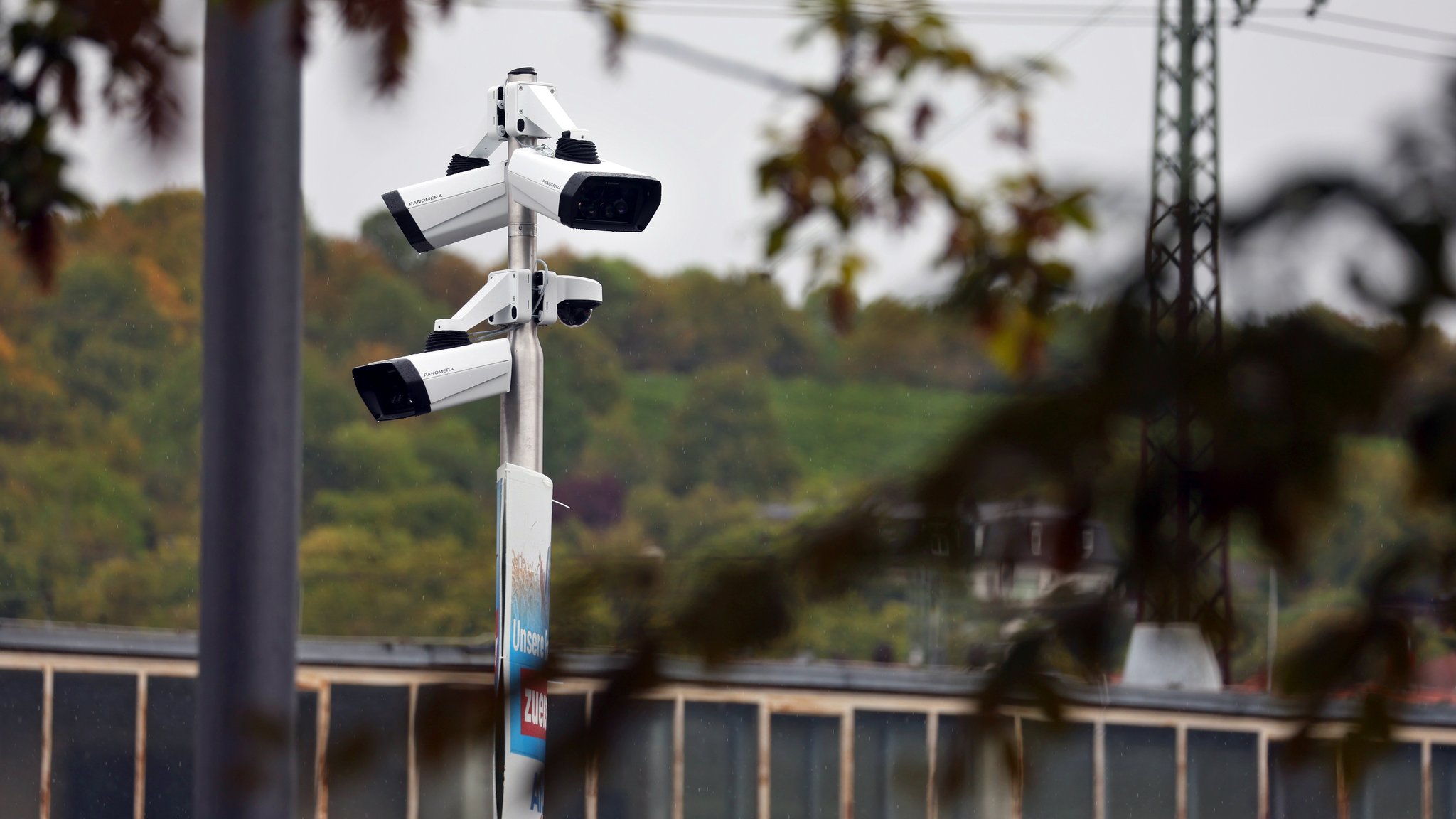 Überwachungskameras sind am Vorplatz des Würzburger Hauptbahnhofs 