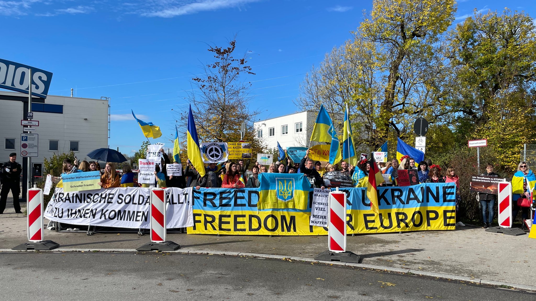 Demonstrantinnen und Demonstranten mit ihren Bannern und Flaggen. 