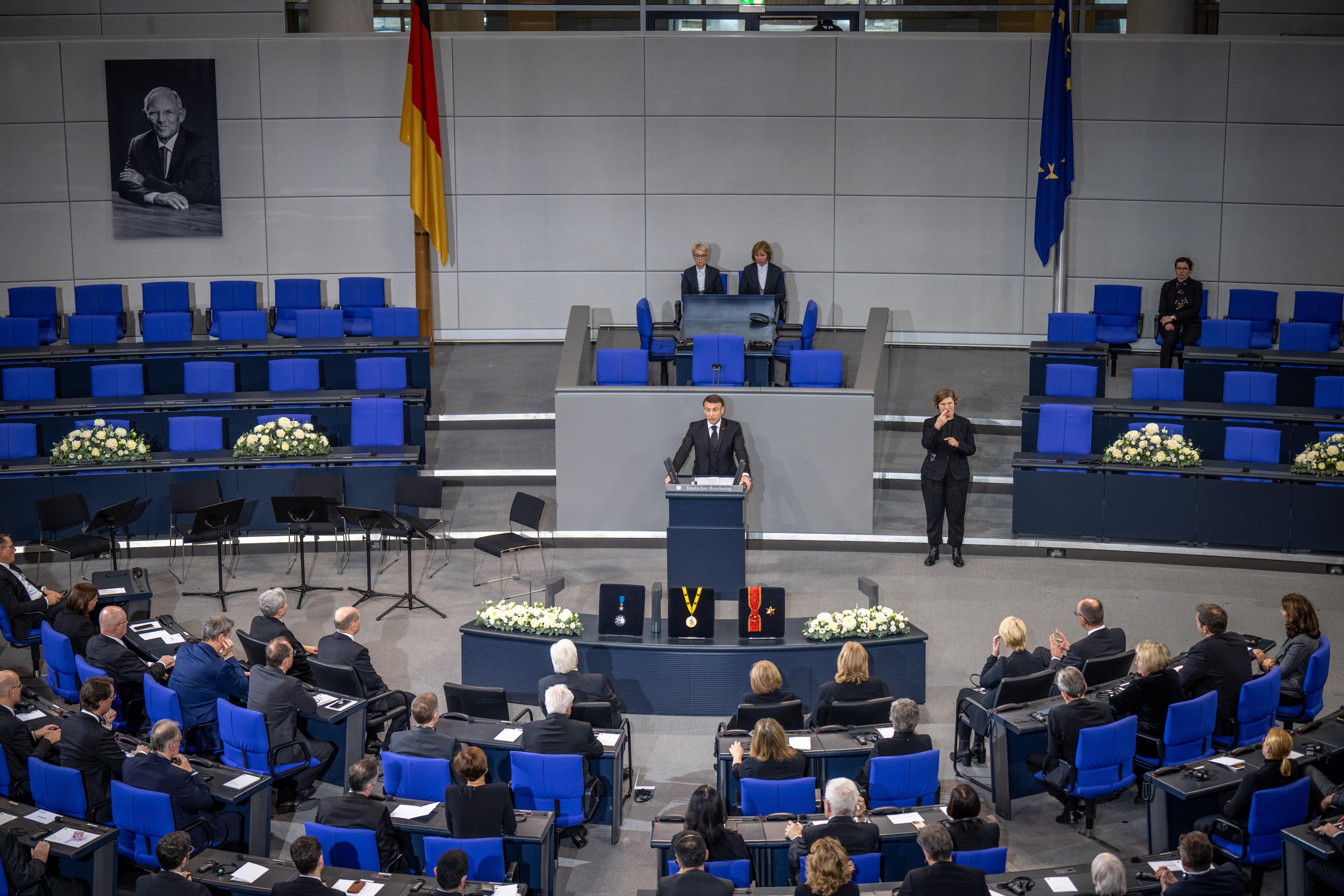 Emmanuel Macron, Präsident von Frankreich, spricht beim Trauerstaatsakt für den gestorbenen früheren Bundestagspräsidenten Wolfgang Schäuble im Plenarsaal im Deutschen Bundestag.