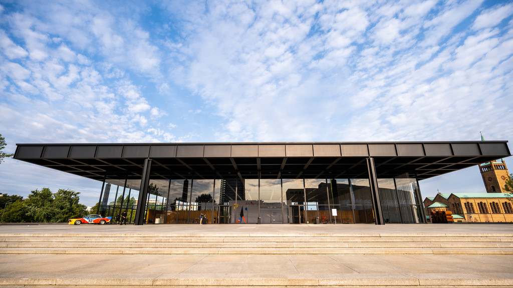  Neue Nationalgalerie der ikonische Bau von Ludwig Mies van der Rohe (1886-1969) mit hochmodernen Mitteln in gewollt alten Stand versetzt.  wieder instand gesetzt von Stararchitekt David Chipperfield