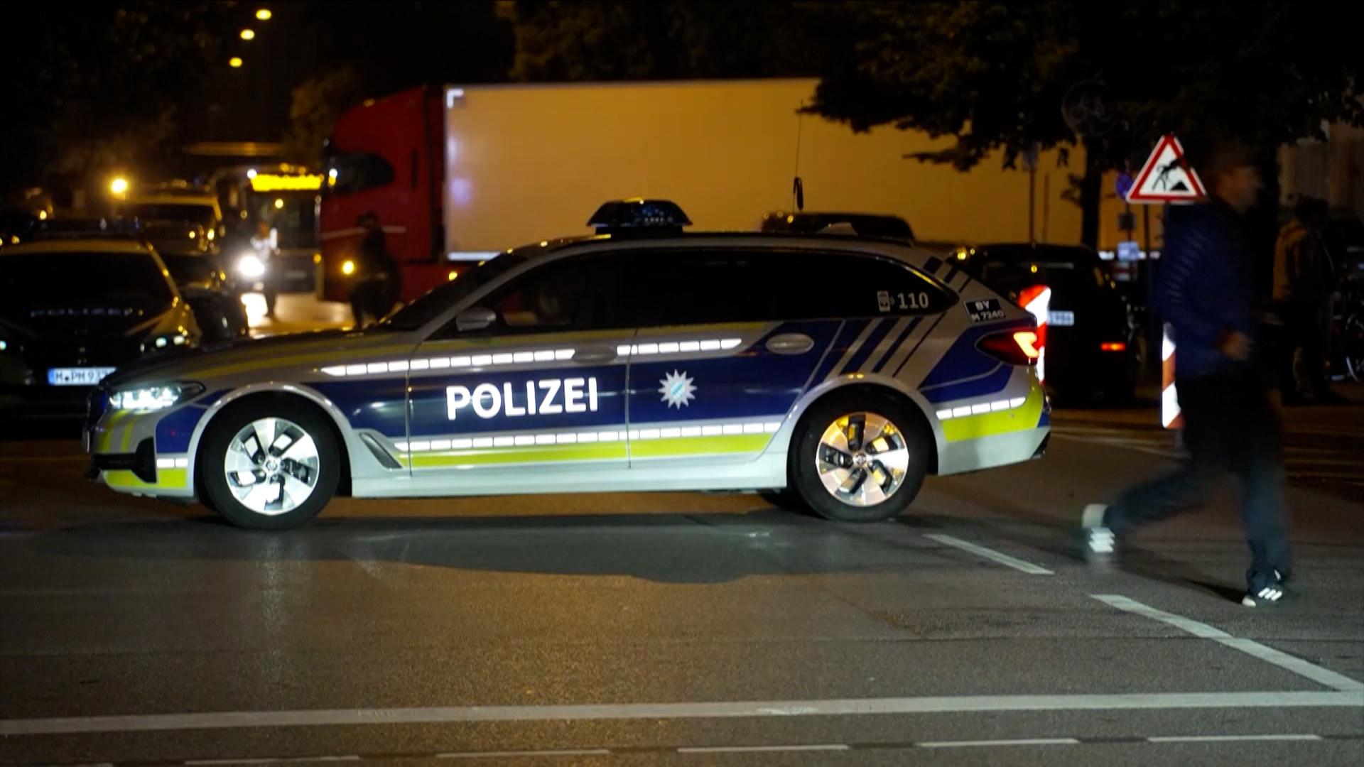 Ein Fahrzeug der Polizei steht bei einem Einsatz quer auf einer Straße.