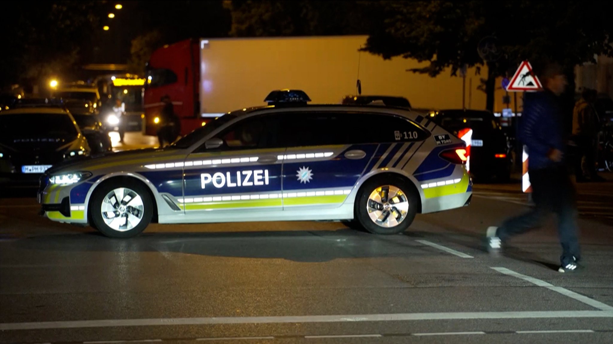 Ein Fahrzeug der Polizei steht bei einem Einsatz quer auf einer Straße.