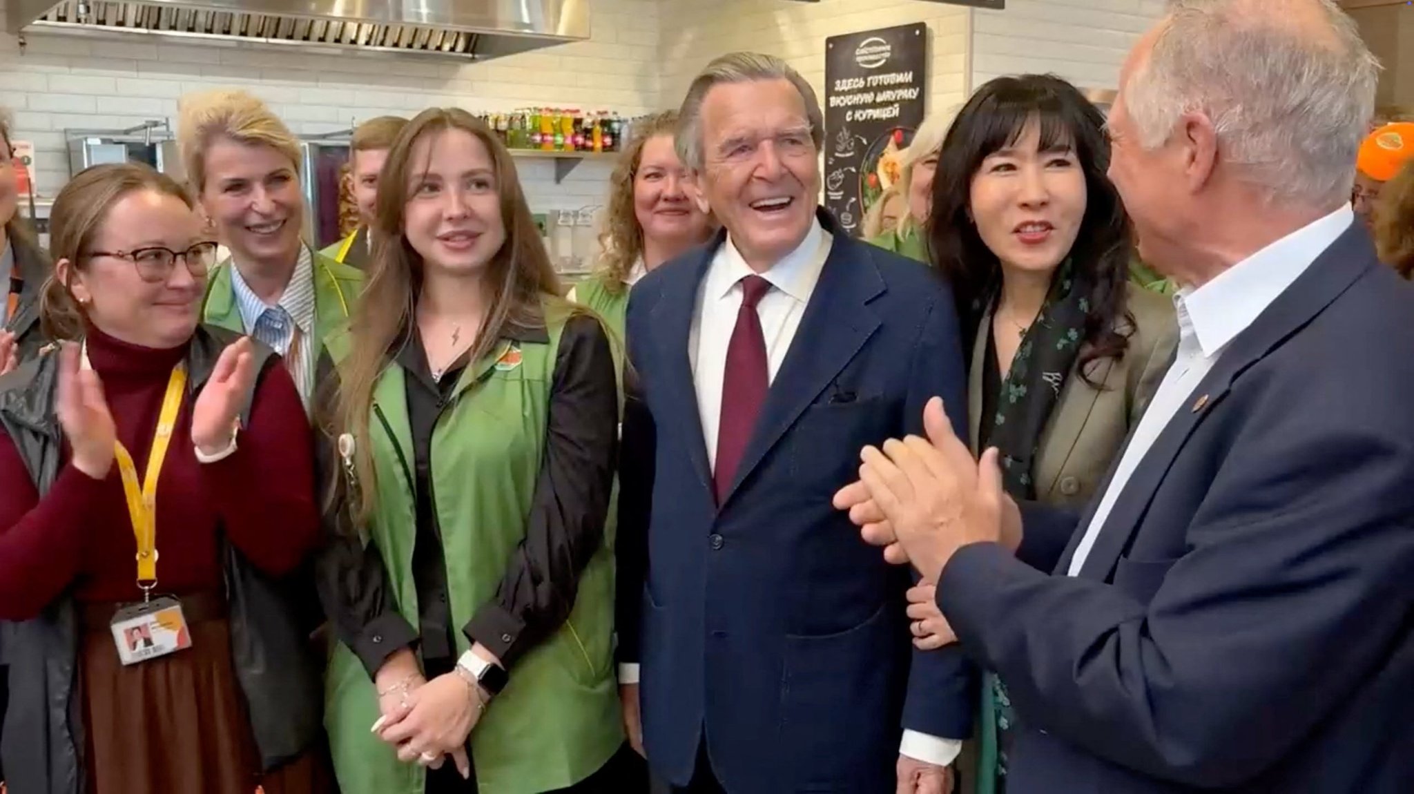 Altkanzler Schröder wird in Globus-Markt in Moskau gefeiert