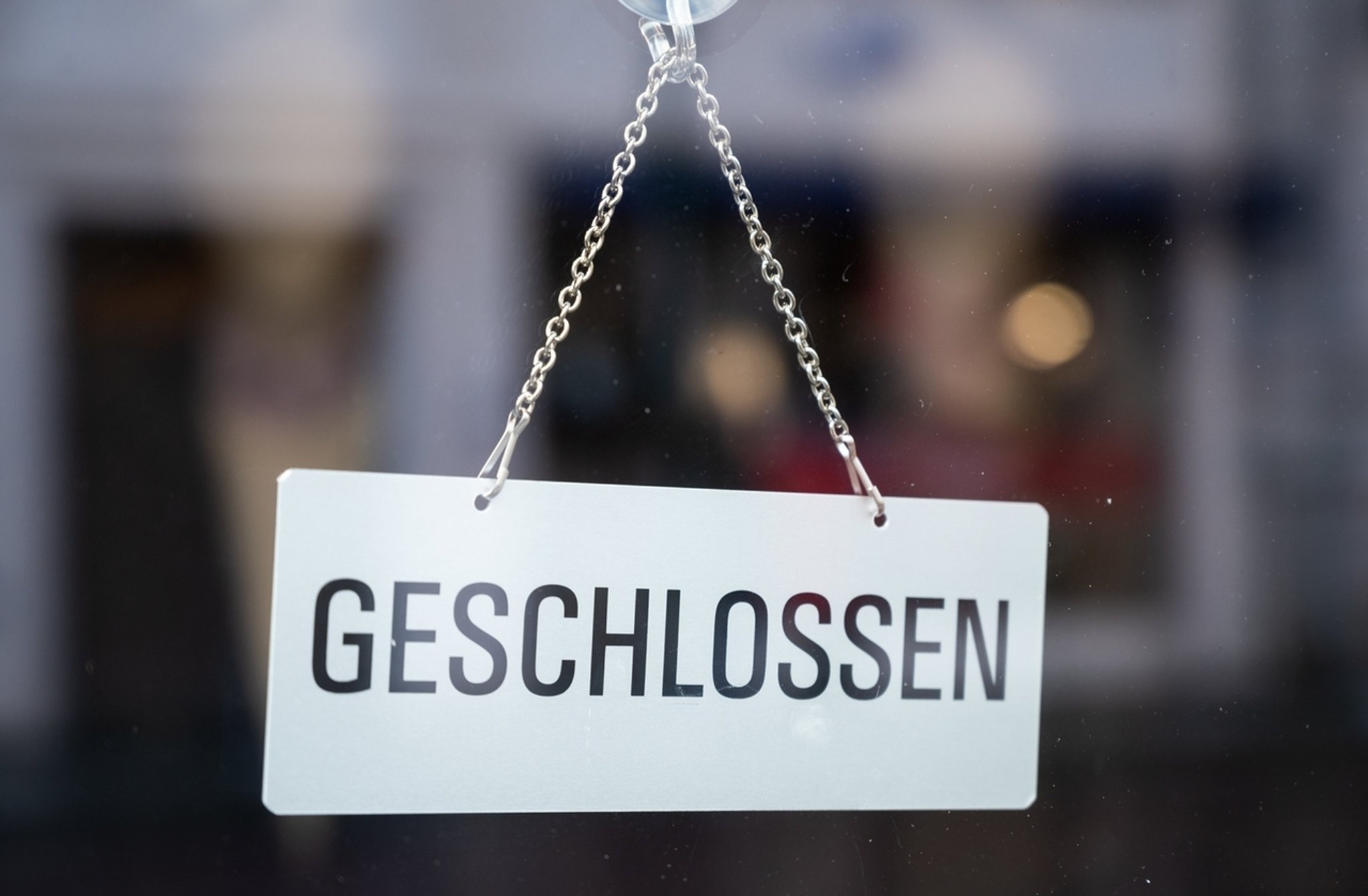 Symbolbild: Ein Schild mit der Aufschrift "Geschlossen".