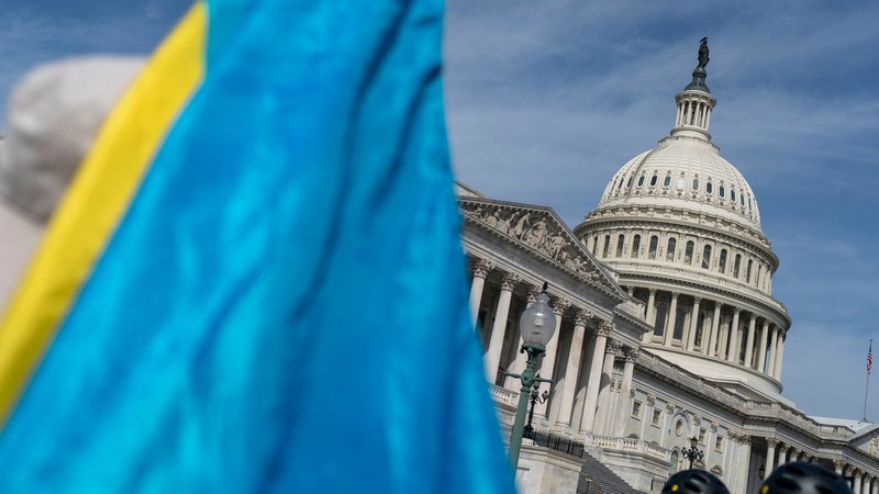 Ukraine Flagge vor dem Capitol in Washington DC | Bild: picture alliance / newscom | BONNIE CASH Ukraine Flagge vor dem Capitol in Washington DC