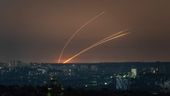 Russische Raketen werden auf Charkiw abgefeuert. | Bild:dpa-Bildfunk/Evgeniy Maloletka