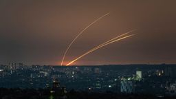 Russische Raketen werden auf Charkiw abgefeuert. | Bild:dpa-Bildfunk/Evgeniy Maloletka