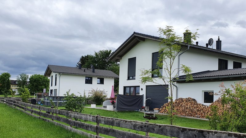 Diese Häuser in Weidach bei Bad Tölz müssen wegen Verstößen gegen das Baurecht abgerissen werden.