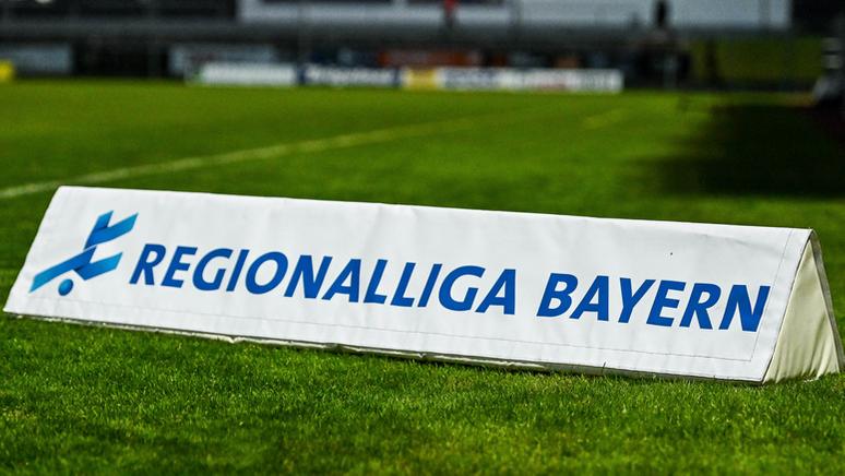 Fußballfeld und Aufsteller "Regionalliga Bayern" | Bild:picture-alliance/dpa