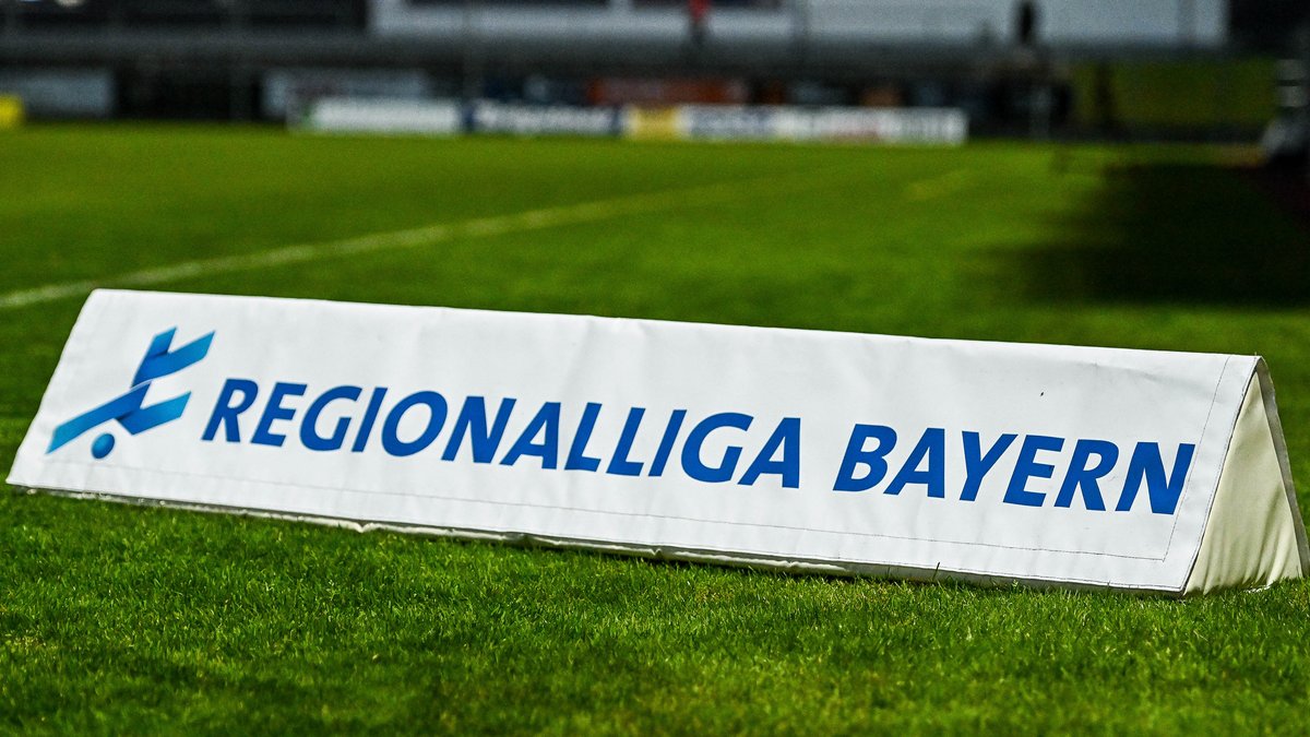 Fußballfeld und Aufsteller "Regionalliga Bayern"