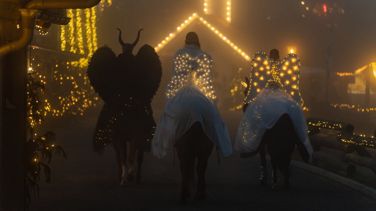 Drei Reiter treten mit ihren Pferden bei einer Performance beim Deutsch-Amerikanischen Weihnachtsmarkt in Pullman City auf.