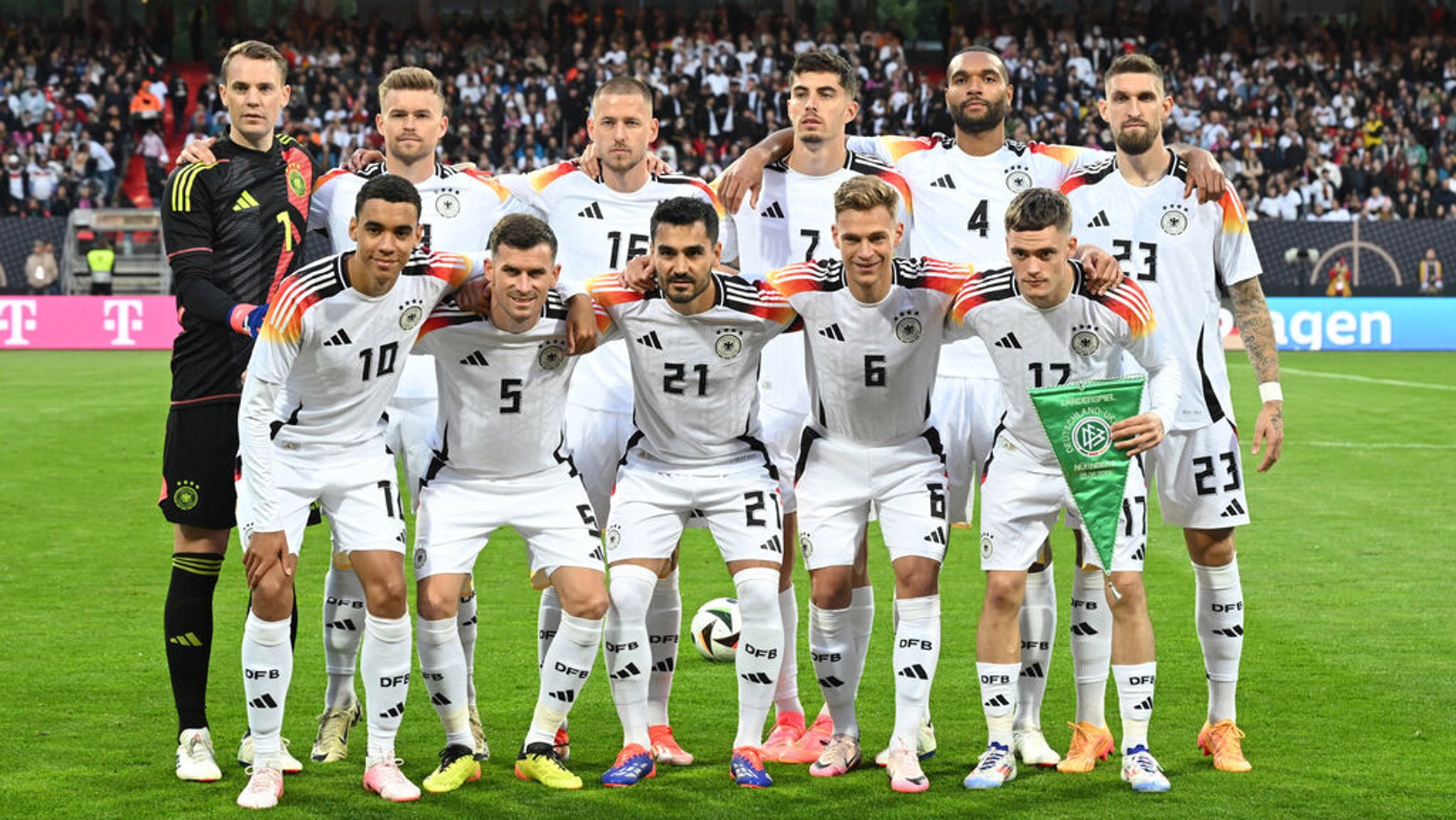 ARCHIV - 03.06.2024, Bayern, Nürnberg: Fußball: Länderspiele, Deutschland - Ukraine, Max-Morlock-Stadion, die Spieler der deutschen Mannschaft haben für ein Teambild Aufstellung genommen. Diese Elf könnte auch gegen Schottland starten.  (zu dpa: «Voraussichtliche Mannschaften, Fußball-EM») Foto: Federico Gambarini/dpa +++ dpa-Bildfunk +++