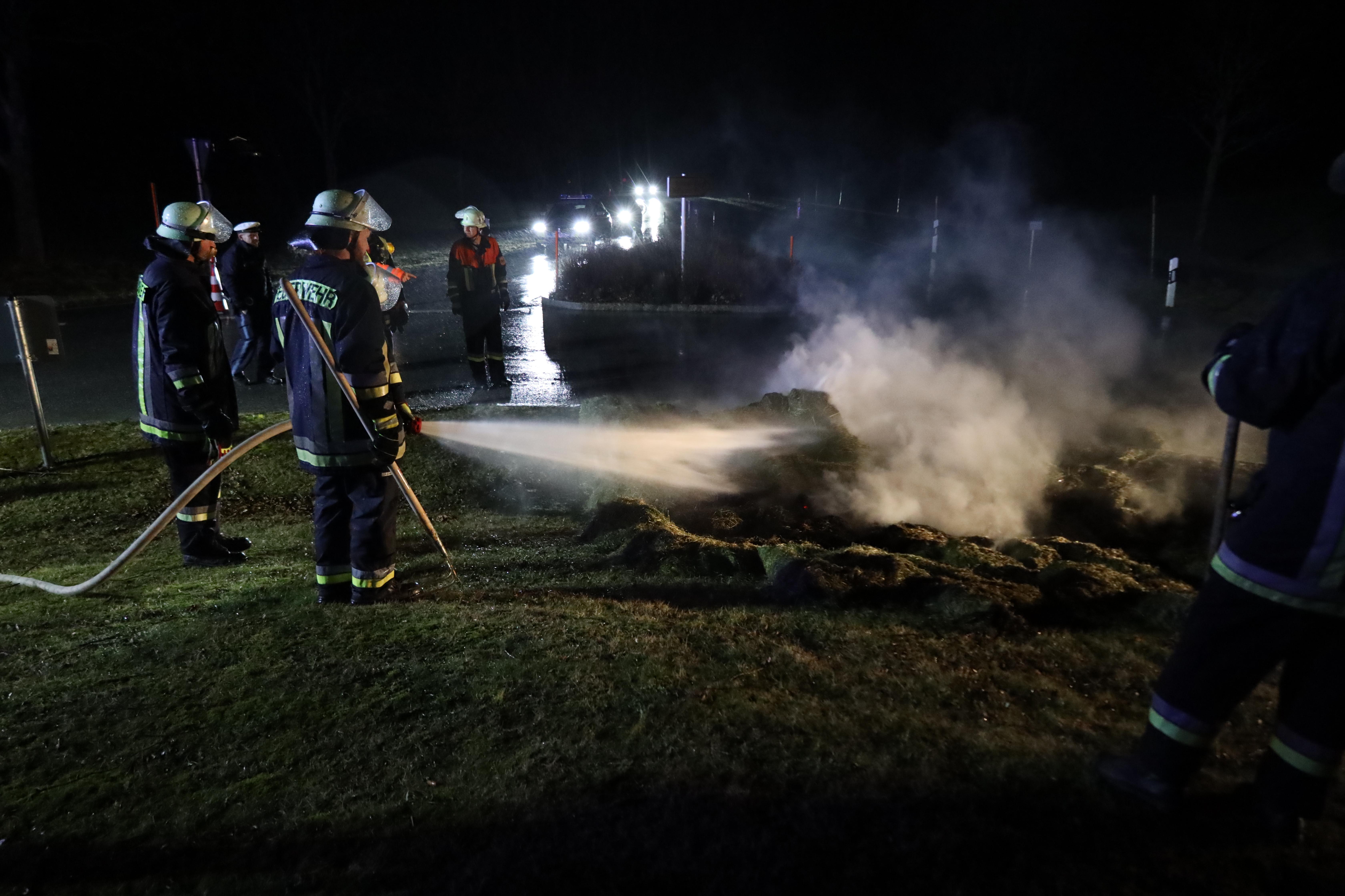 Eine Ampel am Galgen, ein Sarg und ein Dutzend Feuer auf Kreisverkehr-Inseln. Polizei und Feuerwehr im Ost- und Oberallgäu hatten letzte Nacht einen bizarren Einsatz. Die Beamten vermuten aber einen Protest-Hintergrund.