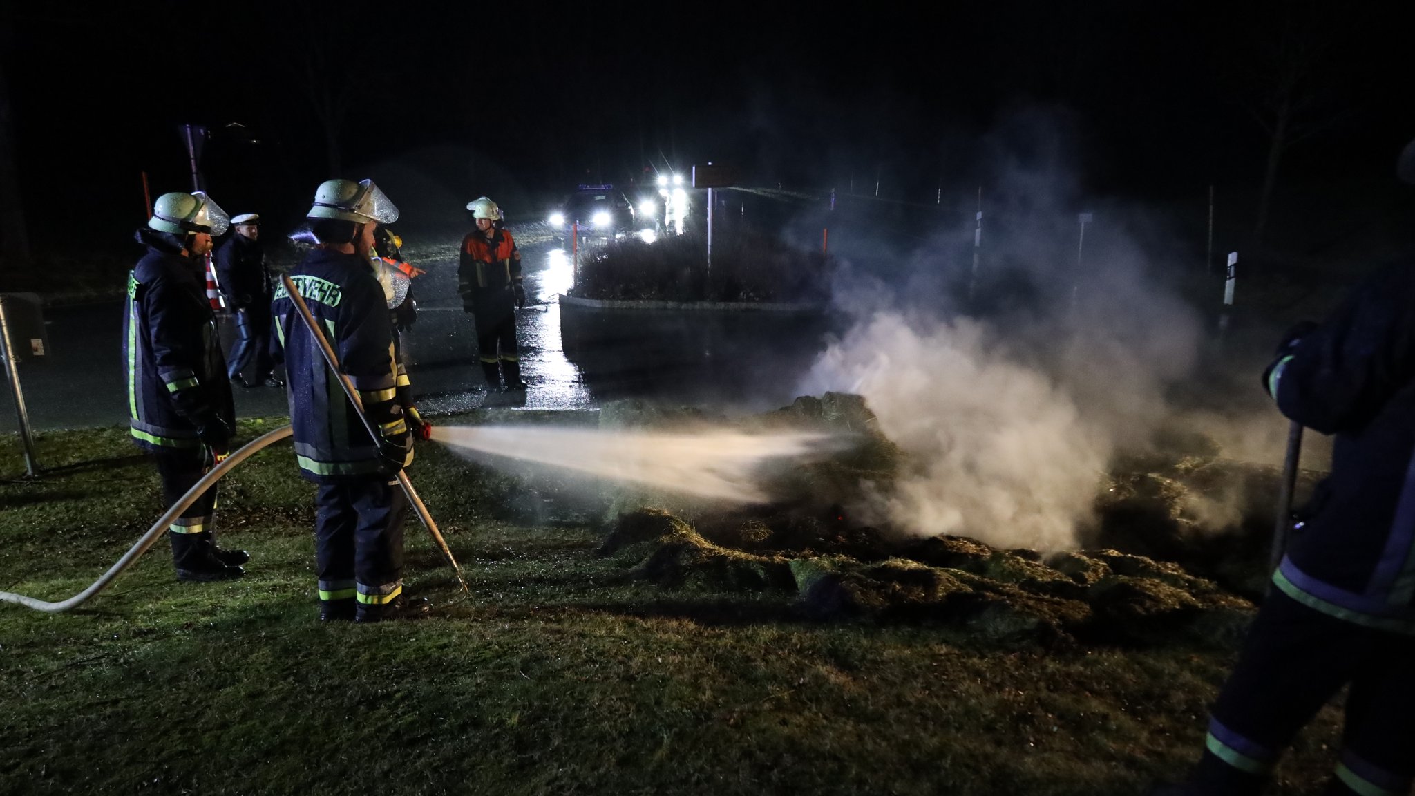 Eine Ampel am Galgen, ein Sarg und ein Dutzend Feuer auf Kreisverkehr-Inseln. Polizei und Feuerwehr im Ost- und Oberallgäu hatten letzte Nacht einen bizarren Einsatz. Die Beamten vermuten aber einen Protest-Hintergrund.