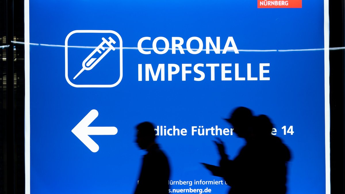 "Corona Impfstelle" steht auf einem Plakat in Nürnberg (Archivbild).