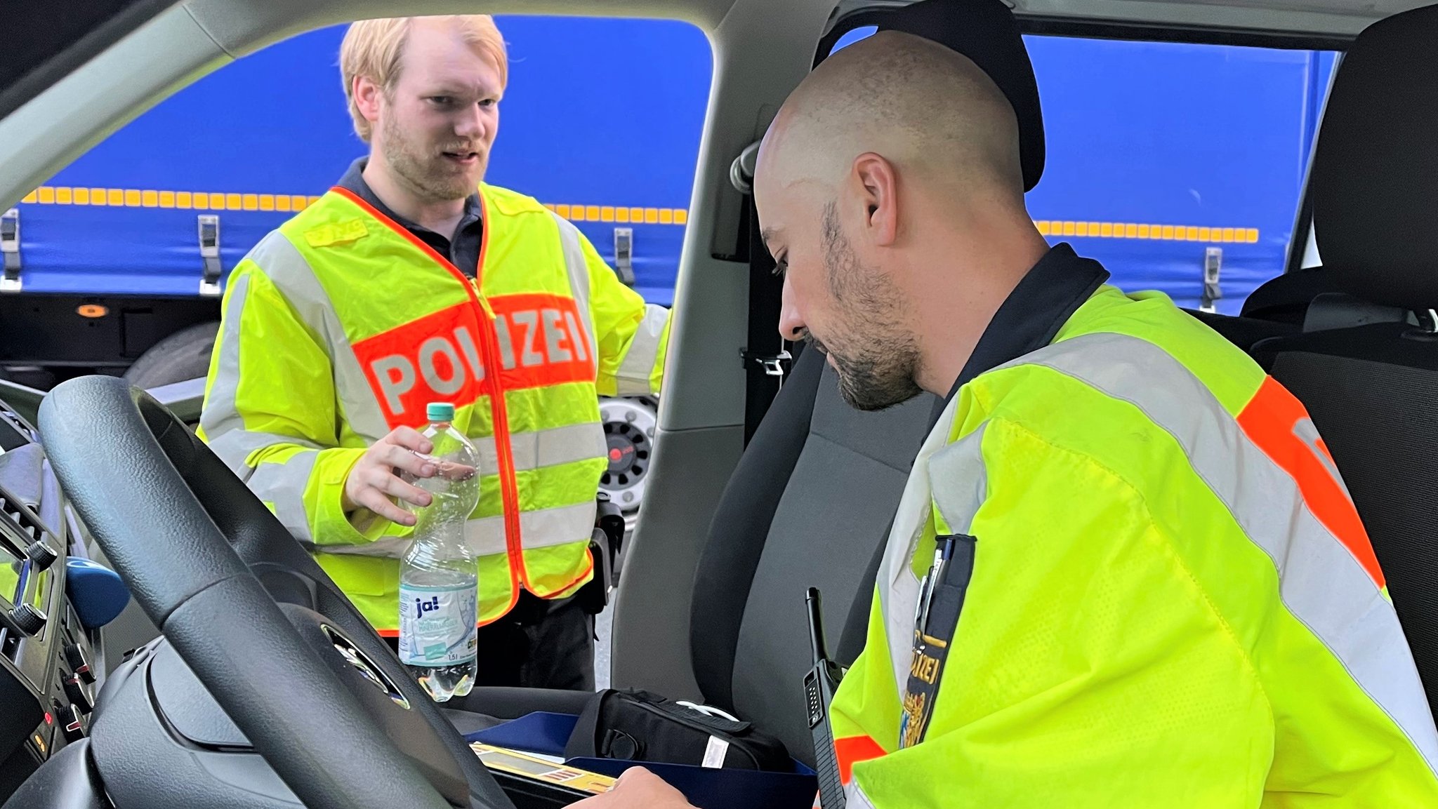 Zwei Verkehrspolizisten besprechen die Lage