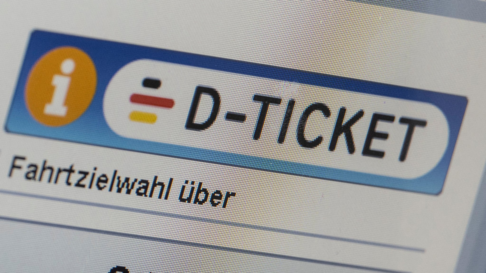 Ein ·D-Ticket· wird auf dem Display eines Fahrkartenautomaten angezeigt.