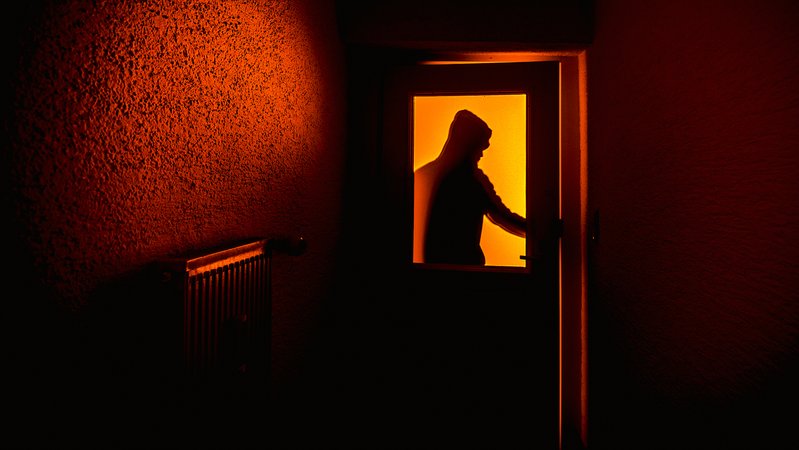 Symbolbild Vergewaltigung: Mann öffnet eine Türe