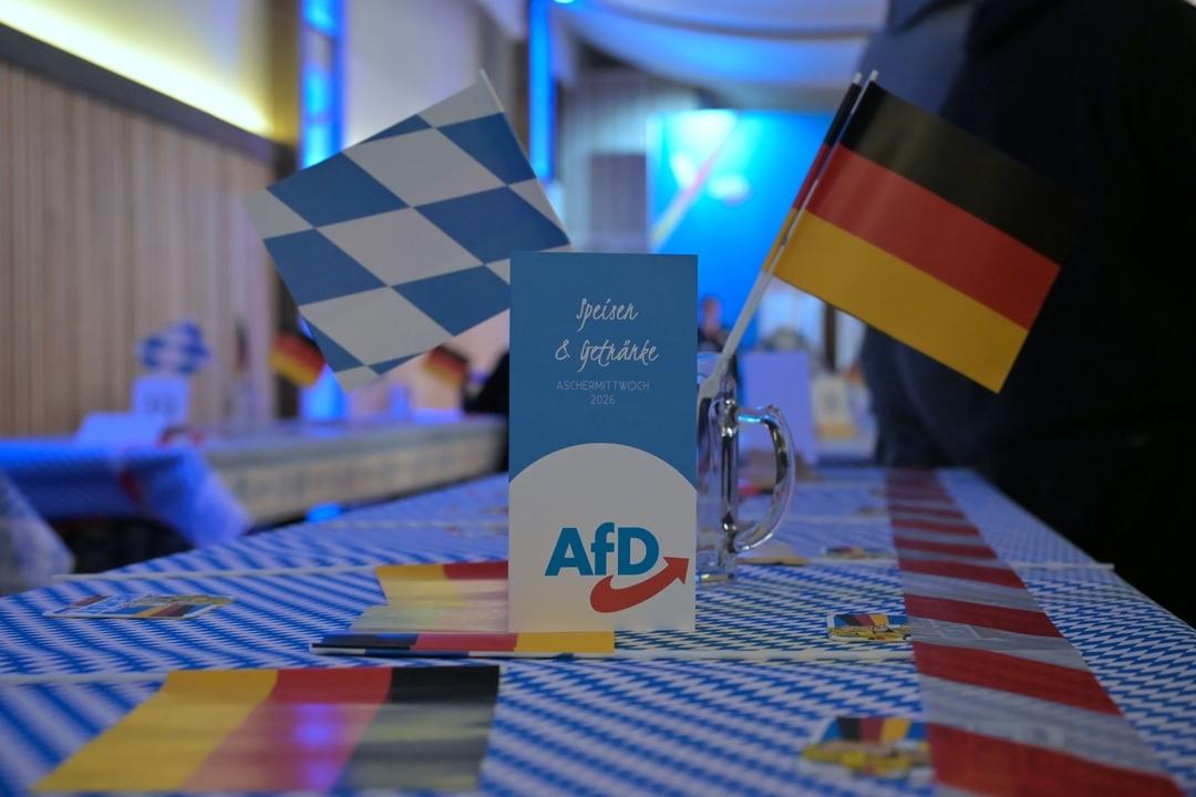 Die AfD hat einen Flyer aufgestellt, zusammen mit Bayern- und Deutschlandflagge.