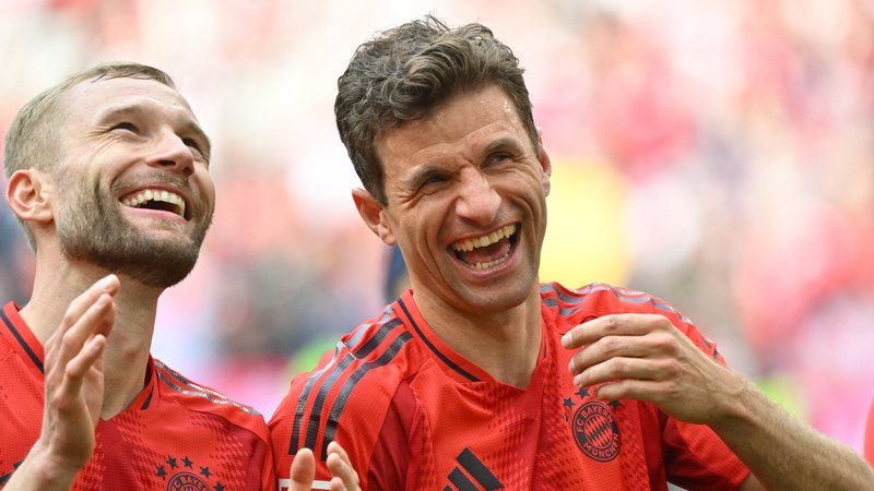 Thomas Müller (r.) nach seinem 500. Bundesligaeinsatz mit Konrad Laimer | Bild: picture-alliance/dpa Thomas Müller (r.) nach seinem 500. Bundesligaeinsatz mit Konrad Laimer