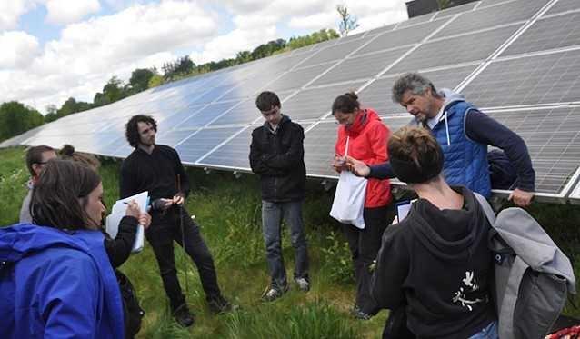 Kartierungsprojekt für Photovoltaik. Im Bild Professor Markus Reinke und Studierende an einer Photovoltaik-Fläche