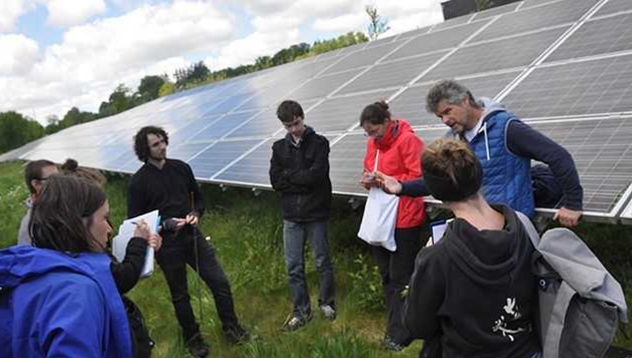 Kartierungsprojekt für Photovoltaik. Im Bild Professor Markus Reinke und Studierende an einer Photovoltaik-Fläche