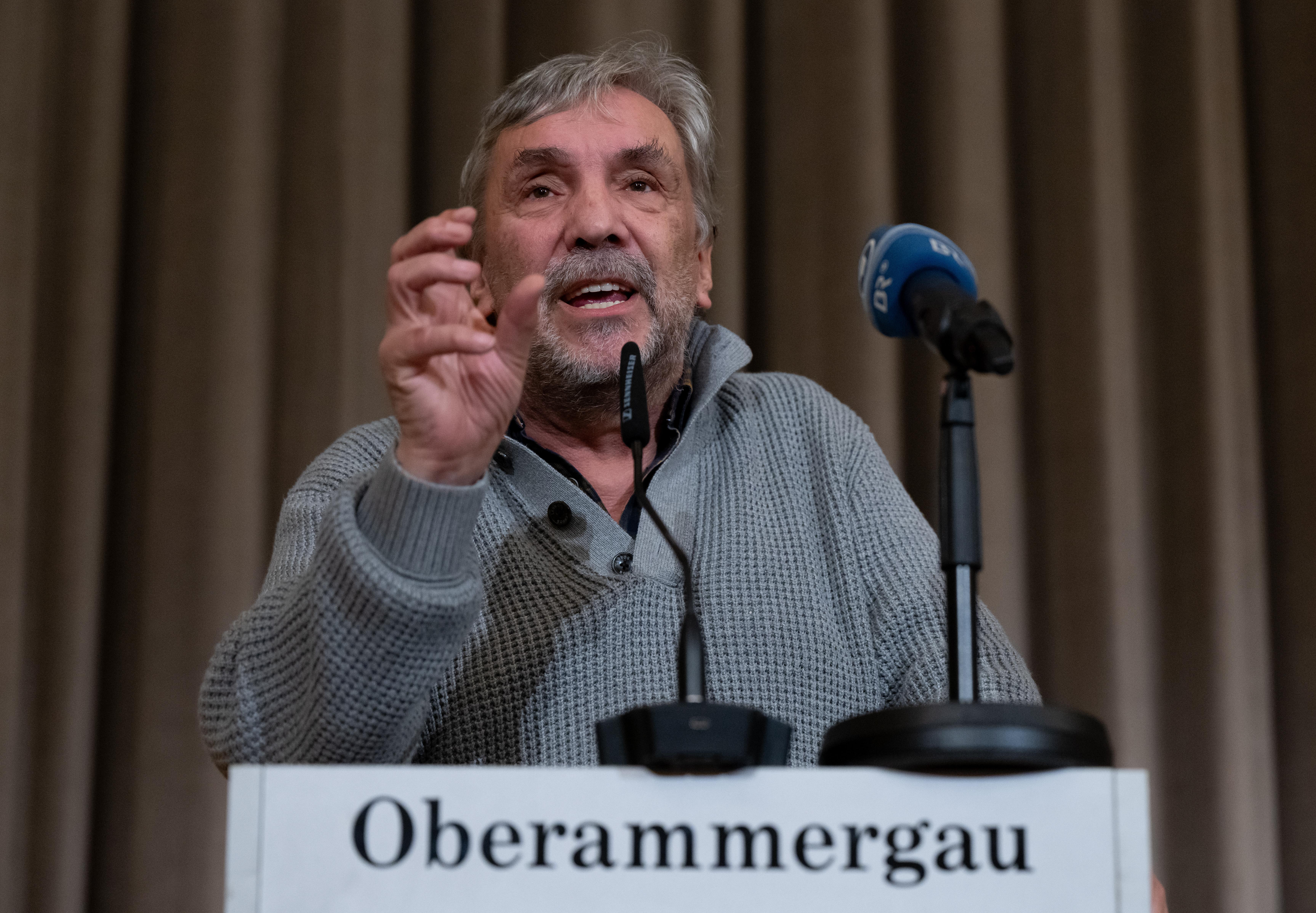 Christian Stückl sitzt am 4. November 2024 in Oberammergau vor einem BR-Mikrophon.