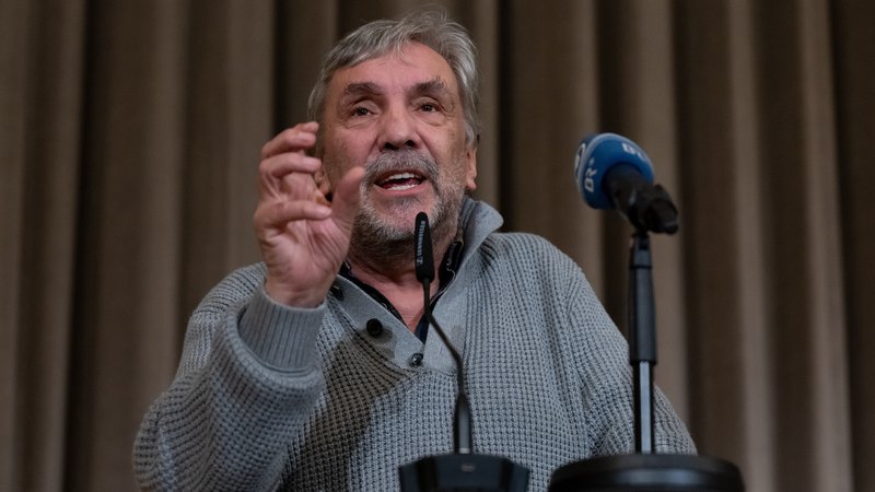 Christian Stückl sitzt am 4. November 2024 in Oberammergau vor einem BR-Mikrophon. | Bild: picture alliance/dpa | Sven Hoppe Christian Stückl sitzt am 4. November 2024 in Oberammergau vor einem BR-Mikrophon.