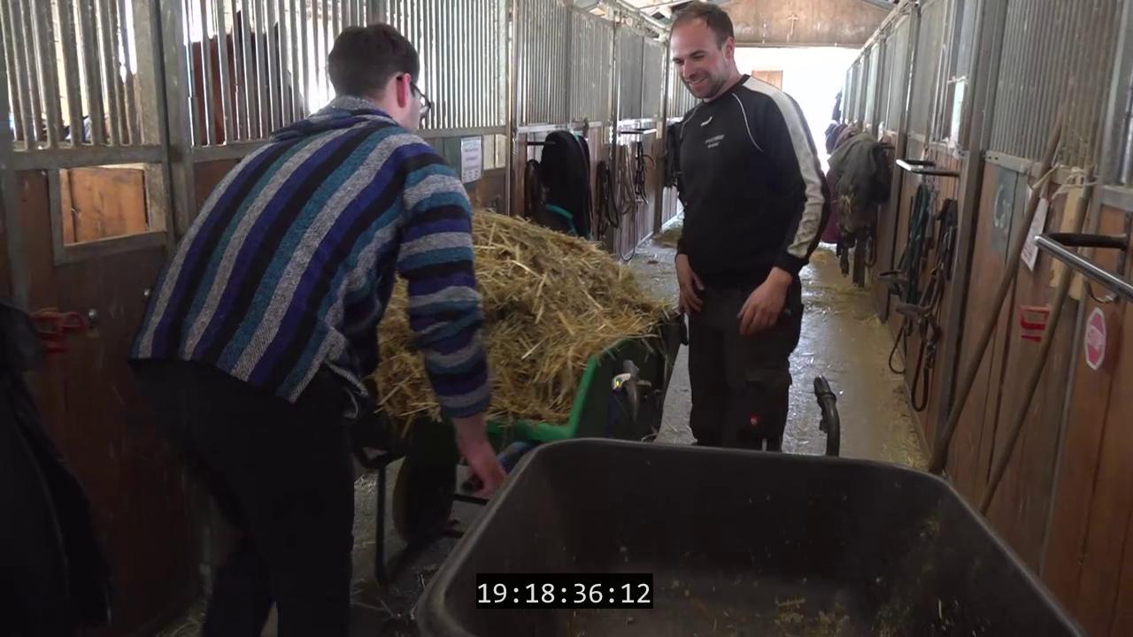 Landwirt Maximilian Büttner (rechts) und Luca Rosenheimer, Kreisvorsitzender der Grünen im Landkreis Bamberg beim Stallausmisten.