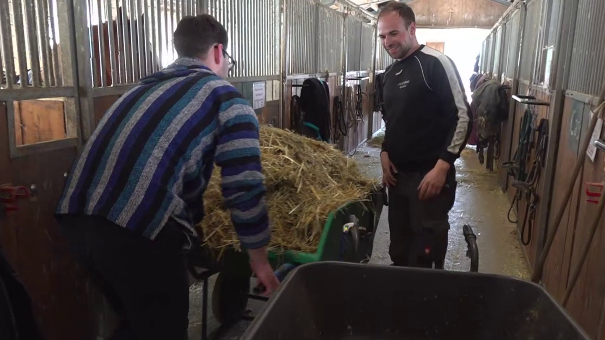 Landwirt Maximilian Büttner (rechts) und Luca Rosenheimer, Kreisvorsitzender der Grünen im Landkreis Bamberg beim Stallausmisten.