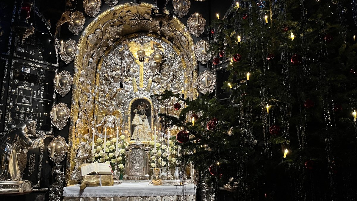 Schwarze Madonna in der Altöttinger Gnadenkapelle mit goldenem Bischofsring von Benedikt XVI.
