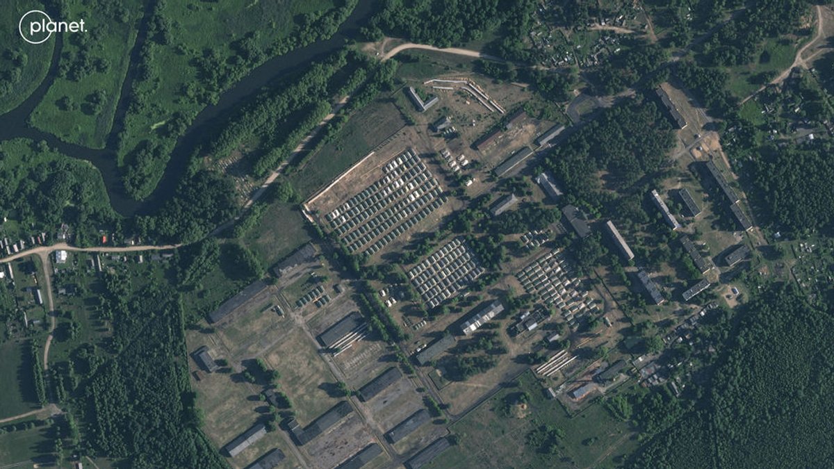 Belarus, Osipowitschi: Dieses von Planet Labs PBC zur Verfügung gestellte Satellitenbild zeigt kürzlich errichtet Zelte auf einem ehemaligen Militärstützpunkt außerhalb der belarussischen Stadt Assipowitschy.