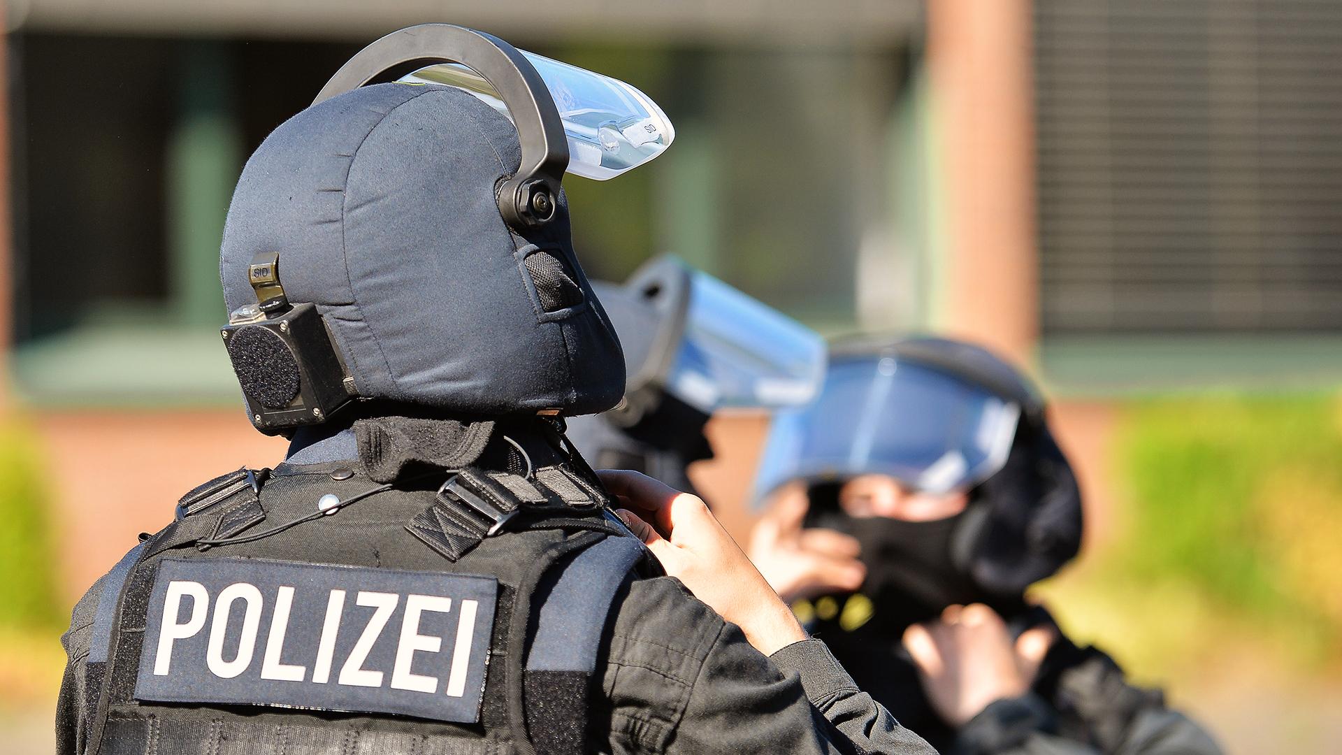 Polizisten und Gefangene haben harten Dreier im Knast Polizisten und Gefangene haben harten Dreier im Knast