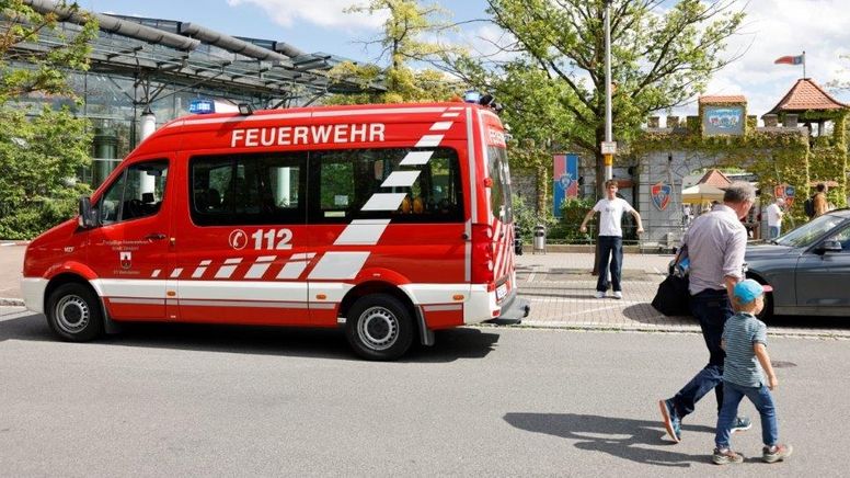 Ein Einsatzwagen der Feuerwehr steht vor dem Playmobil-Funpark in Zirndorf bei Nürnberg | Bild:NEWS5/ David Oßwald