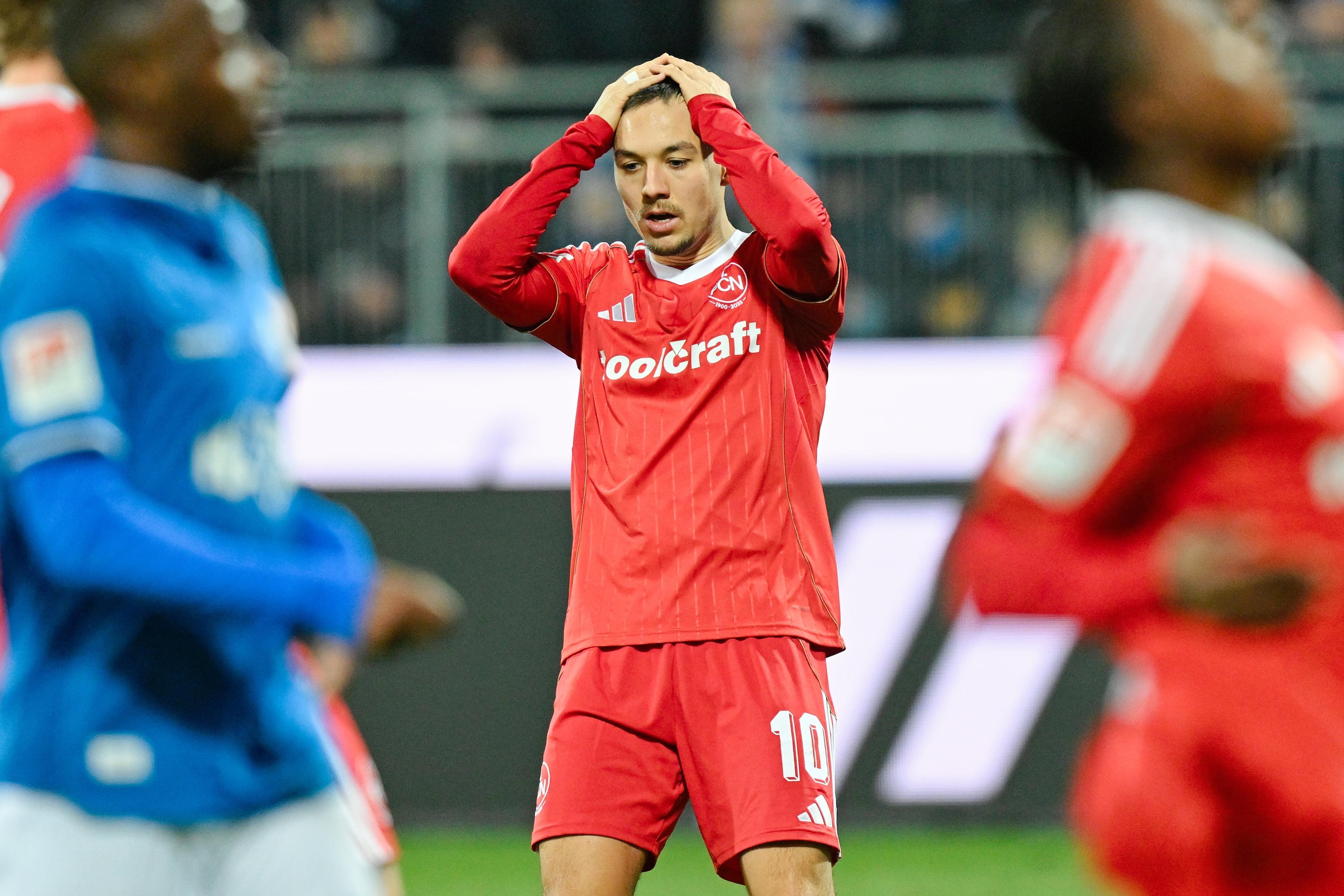 Julian Justvan (FCN) ärgert sich nach vergebener Chance