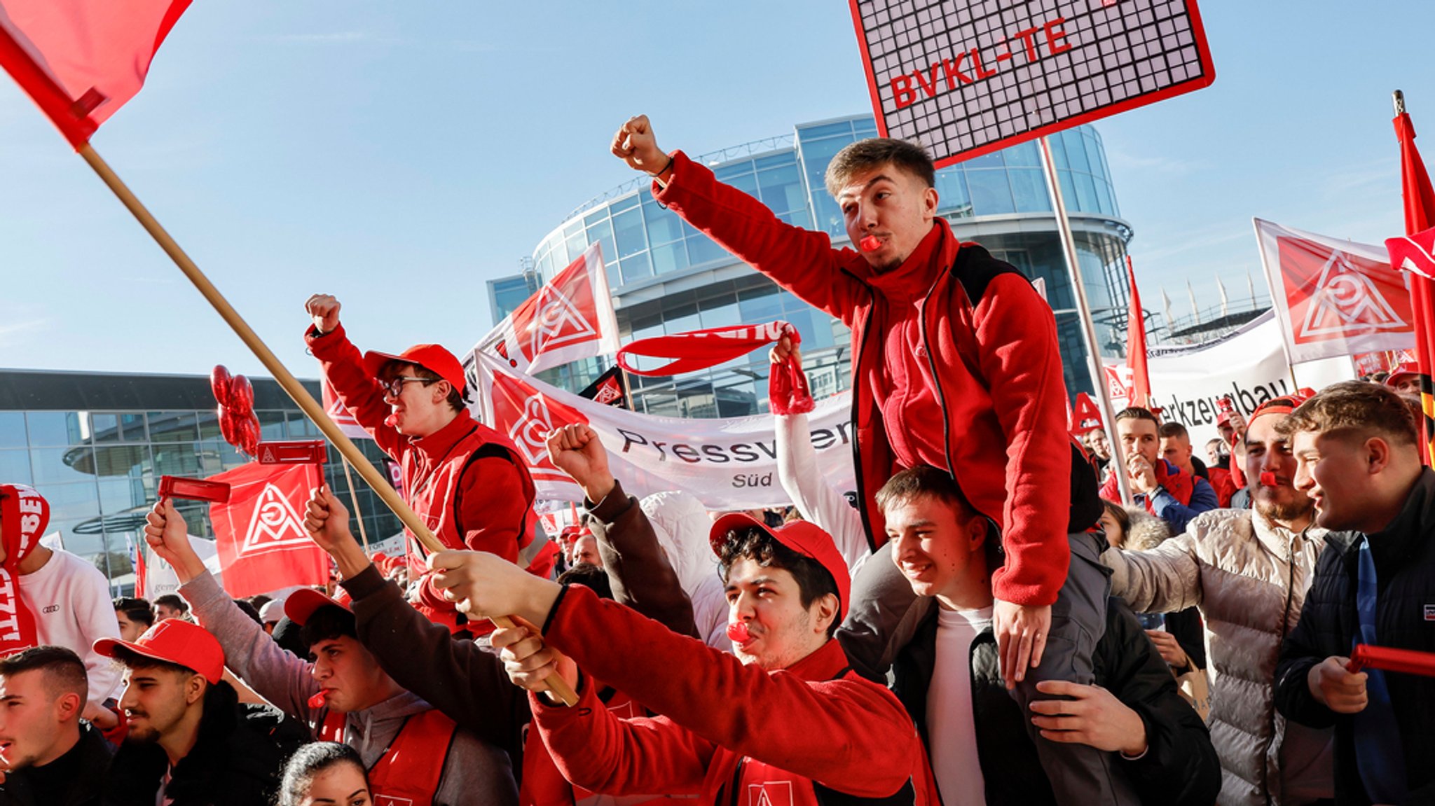 Ingolstadt: Tausende Teilnehmer nahmen in der Tarifrunde 2022 in Ingolstadt an einer Warnstreik-Kundgebung der IG Metall teil.