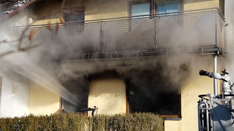 Eine Unterkunft für Asylbewerber. Aus den Fenstern des hellgelb gestrichenen Hauses dringt dichter, schwarzer Qualm. In Seubersdorf im Landkreis Neumarkt in der Oberpfalz hat eine Unterkunft für Asylbewerber gebrannt. | Bild: News5 Eine Unterkunft für Asylbewerber. Aus den Fenstern des hellgelb gestrichenen Hauses dringt dichter, schwarzer Qualm. In Seubersdorf im Landkreis Neumarkt in der Oberpfalz hat eine Unterkunft für Asylbewerber gebrannt.