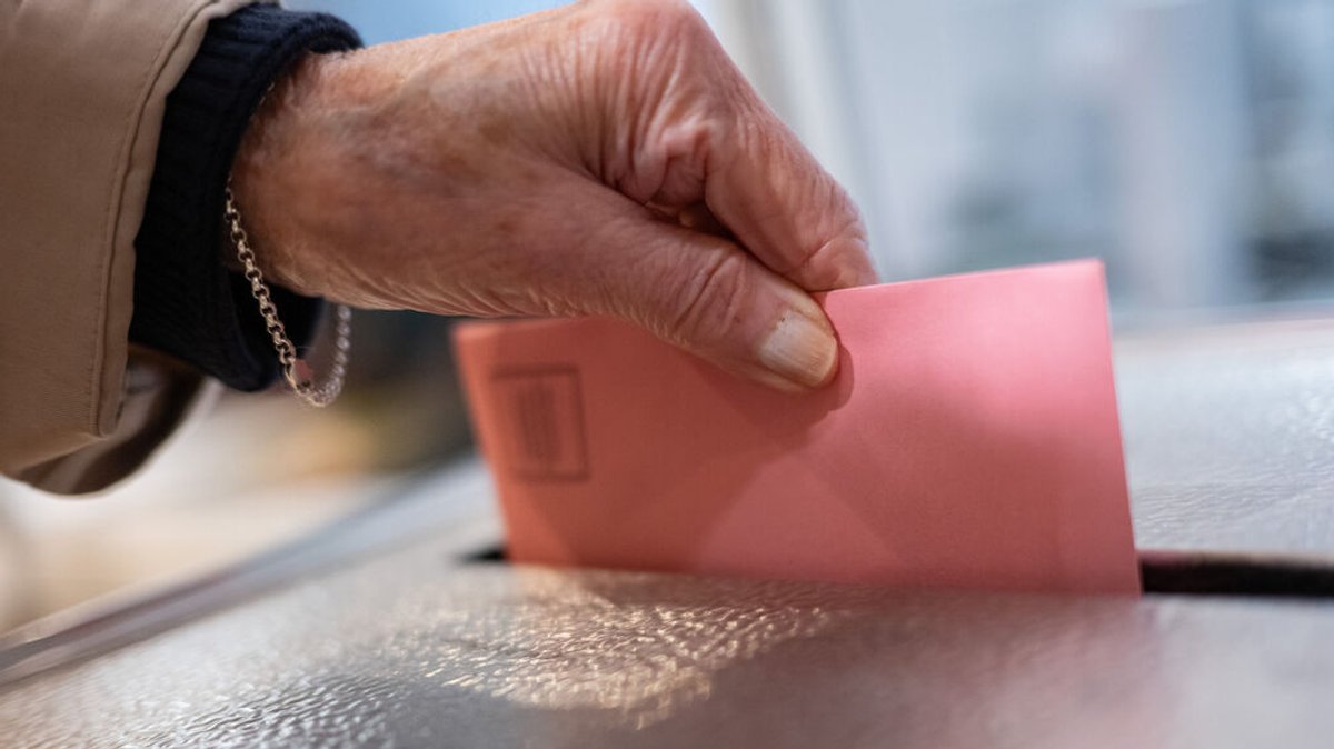 Europa-Wahl: Frau steckt Stimmzettel in Urne