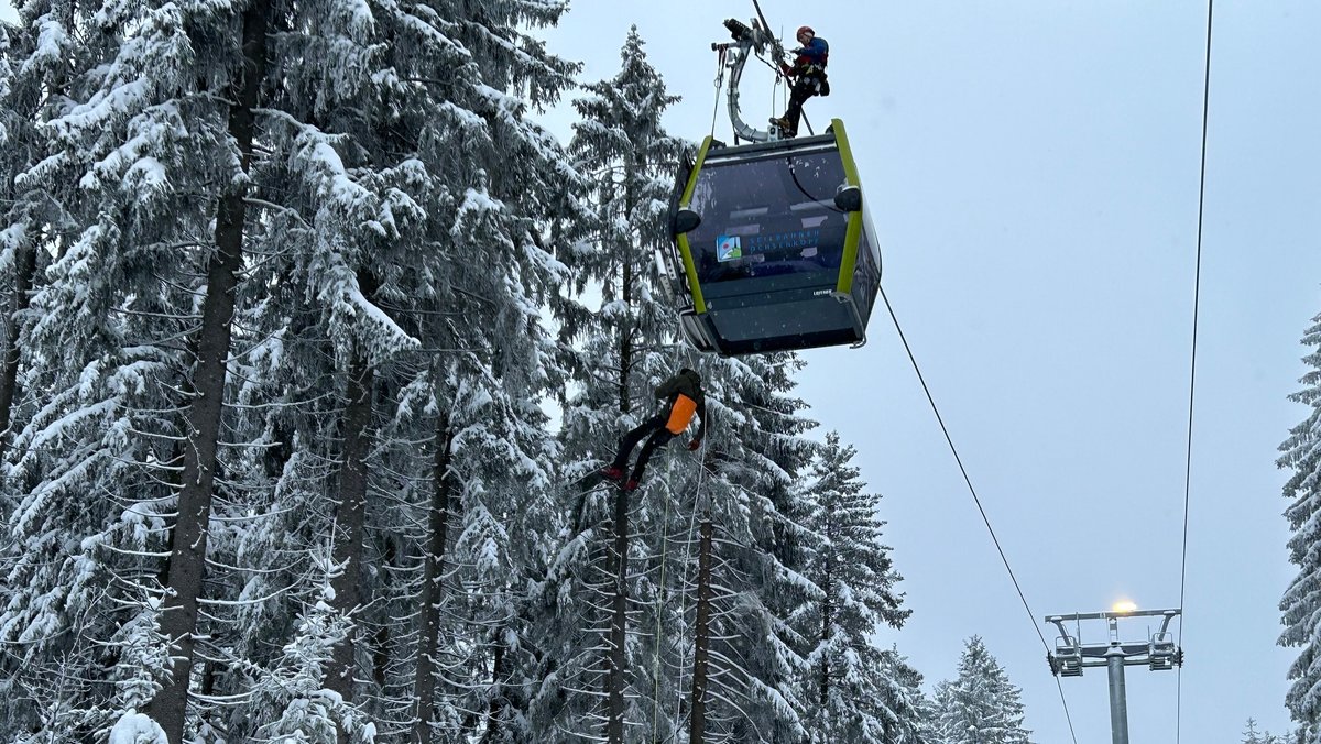Wenn auf dem Ochsenkopf die neue Kabinenbahn in Betrieb geht, muss auch die Bergwacht mit dem neuen Gerät umgehen können. Für die Aktiven in Bischofsgrün heißt das, Freizeit investieren und die Rettung von Fahrgästen aus der Bergbahn üben. | Bild: BR/Markus Feulner Wenn auf dem Ochsenkopf die neue Kabinenbahn in Betrieb geht, muss auch die Bergwacht mit dem neuen Gerät umgehen können. Für die Aktiven in Bischofsgrün heißt das, Freizeit investieren und die Rettung von Fahrgästen aus der Bergbahn üben.