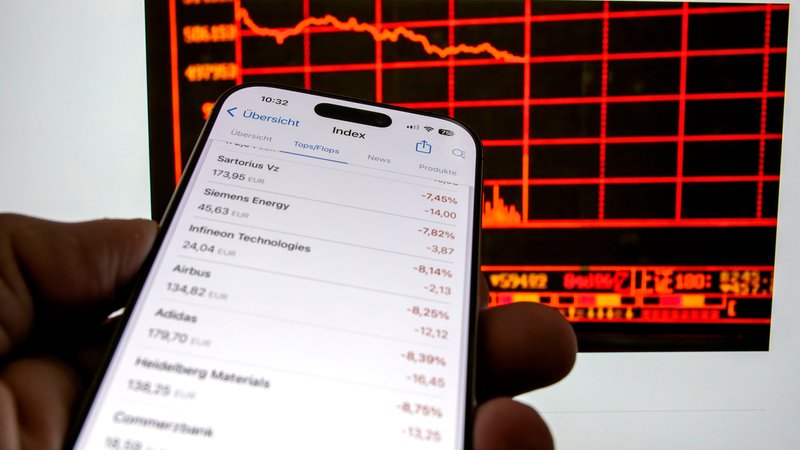 Handy mit Börsen-App vor Kurstafel | Bild: picture alliance / Bernd Feil Handy mit Börsen-App vor Kurstafel