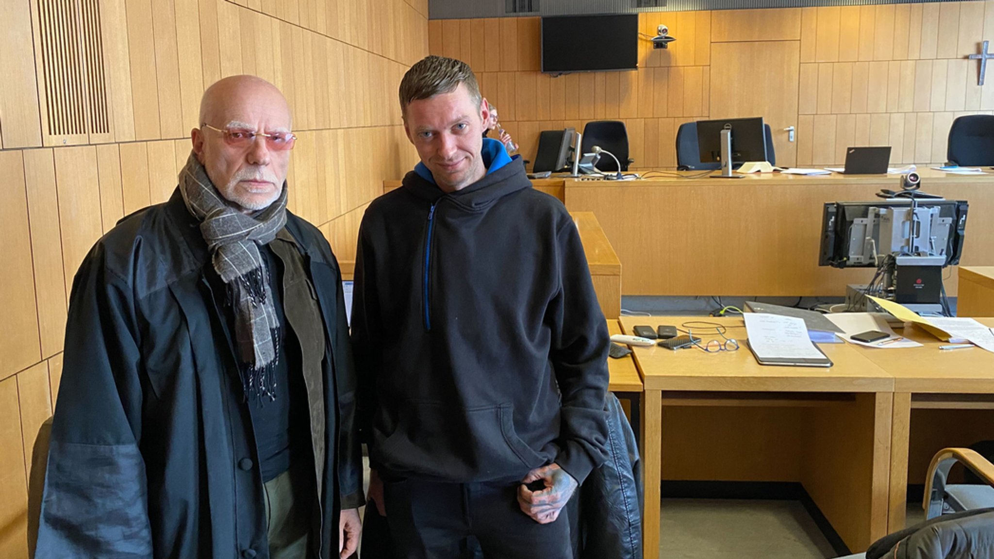 10.01.2024, Bayern, Traunstein: Andreas Perr (r), Kläger im Zivilprozess um einen Missbrauchsfall im Erzbistum München und Freising, steht neben seinem Anwalt Andreas Schulz. Das Verfahren vor dem Landgericht Traunstein war fortgesetzt worden. Perr, ein früherer Ministrant, gibt an, Mitte der 1990er-Jahre von einem Priester in Garching an der Alz sexuell missbraucht worden zu sein. Er fordert in dem Zivilprozess mindestens 300.000 Euro Schmerzensgeld vom Erzbistum. 