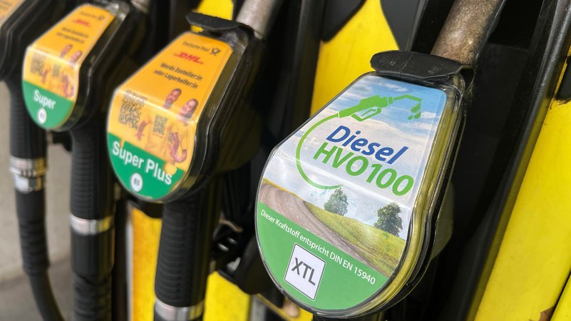Neue Kraftstoffsorte KlimaDiesel HVO100 | Bild: picture alliance / SvenSimon | Frank Hoermann/SVEN SIMON Neue Kraftstoffsorte KlimaDiesel HVO100
