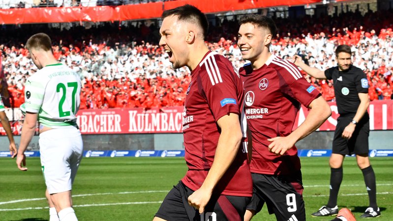 Nürnberger Julian Justvan und Stefanos Tzimas jubeln | Bild: picture alliance / Sportfoto Zink / Wolfgang Zink Nürnberger Julian Justvan und Stefanos Tzimas jubeln
