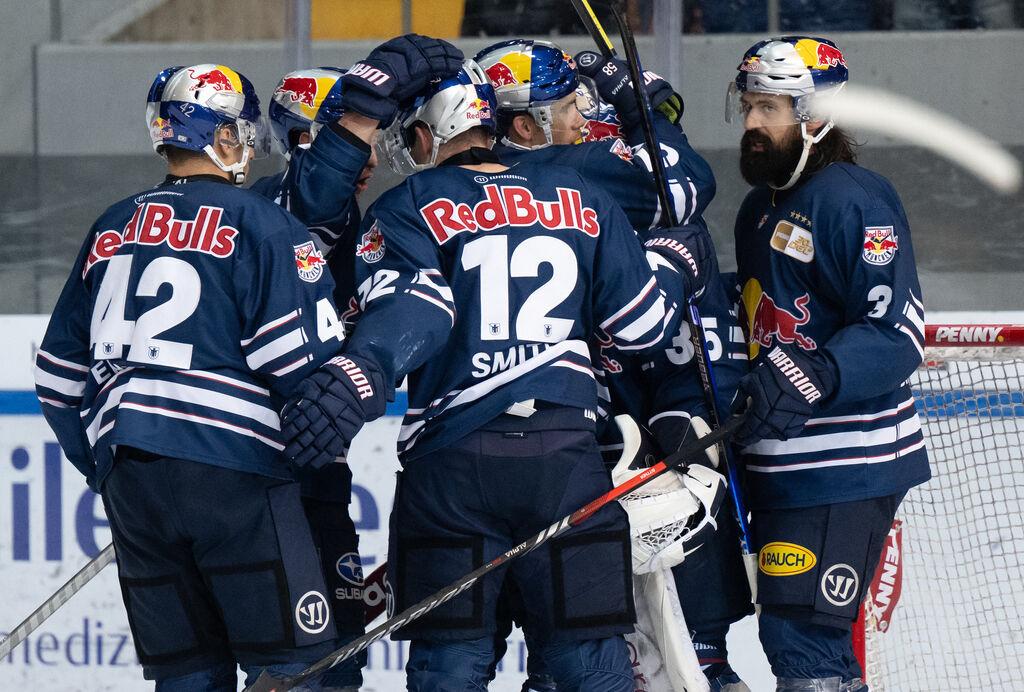 01.12.2023, Bayern, München: Eishockey: DEL, EHC Red Bull München - Pinguins Bremerhaven, Hauptrunde, 23. Spieltag im Olympia-Eissportzentrum. Die Spieler von von München jubeln nach dem Spiel. Foto: Sven Hoppe/dpa +++ dpa-Bildfunk +++